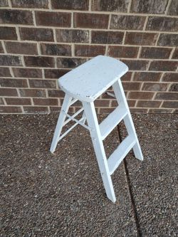 *** WHITE WOODEN STEP LADDER ***