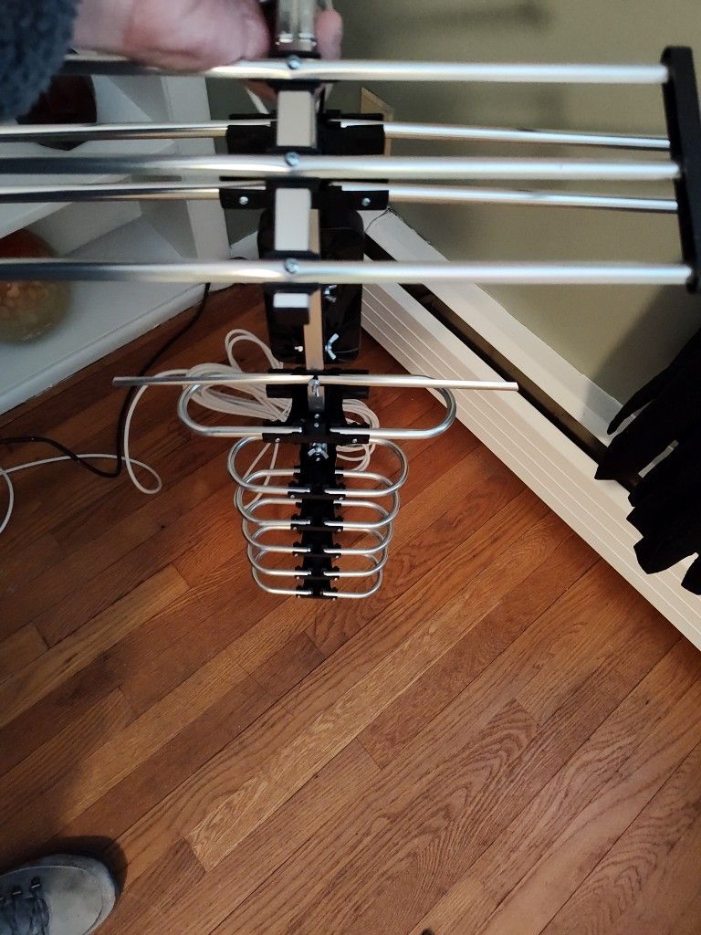 Hi Def Television Antenna With Mountain Bracket
