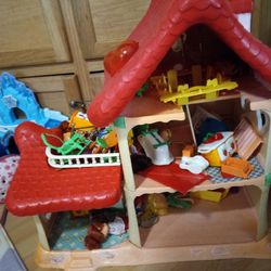 Strawberry Shortcake Dollhouse Vintage with Furniture and a handful of dolls.