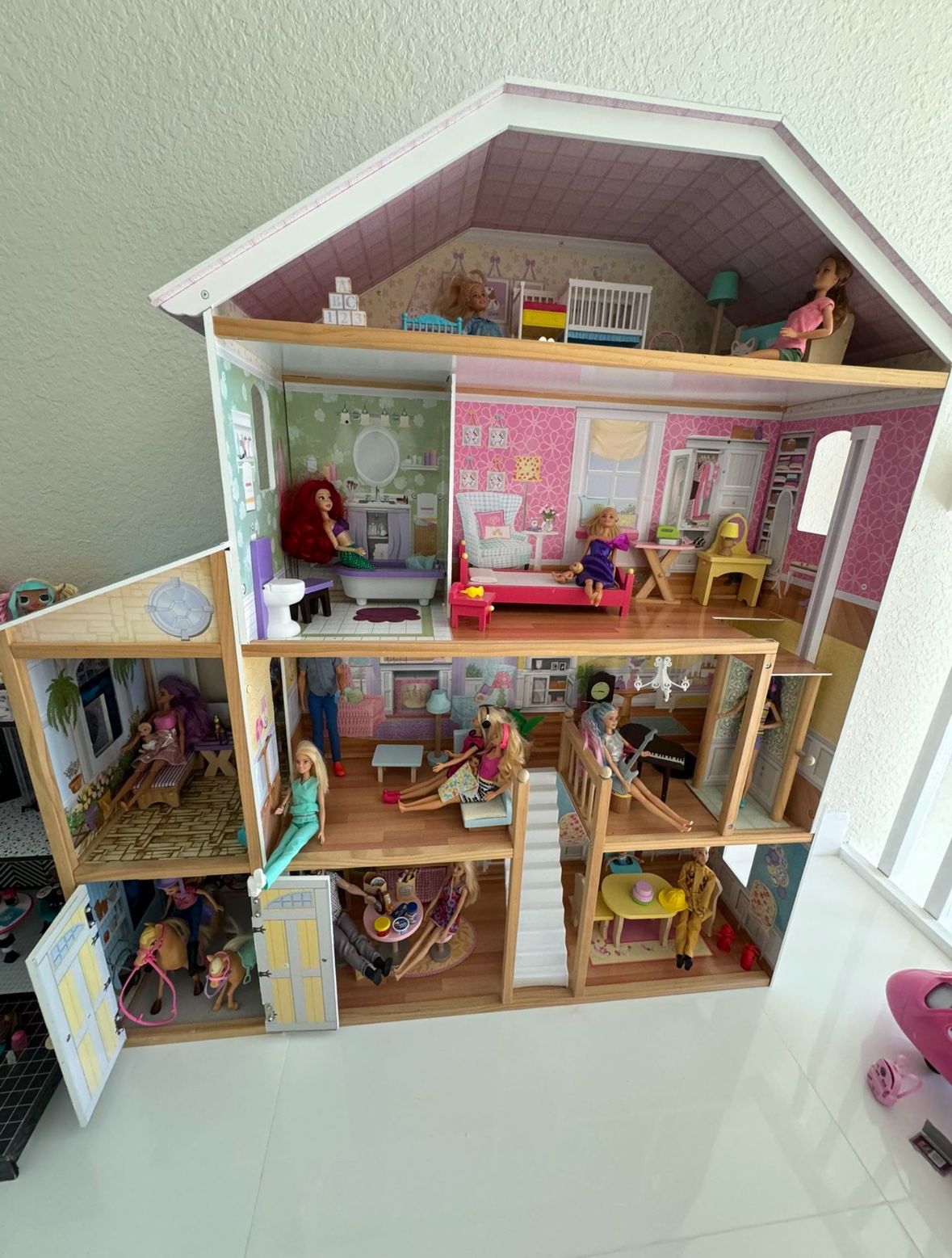 Barbie Dollhouse With Lots Of Accessories And Dolls 