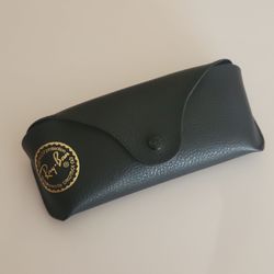 Ray-Ban faux leather sunglasses eyeglasses case black 823. Pre-owned, 
very good shape - please see photos for details. Will fit medium size 
glasses