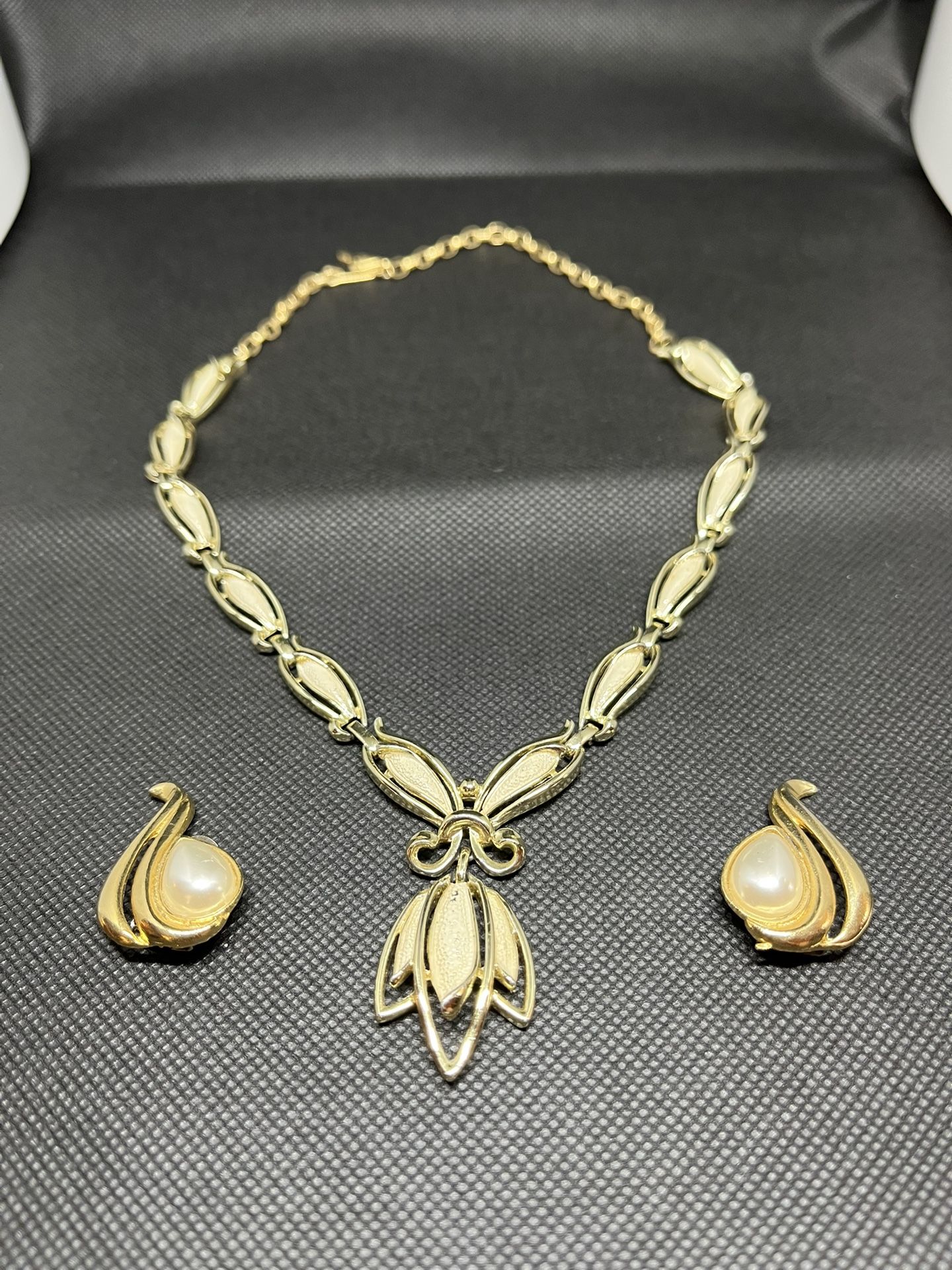 This is a vintage Sarah Coventry gold-toned necklace and earring set with faux pearls