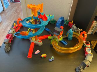 Thomas and Friends Minis Boost 'N Blast Stunt / Twist N Turn  Set