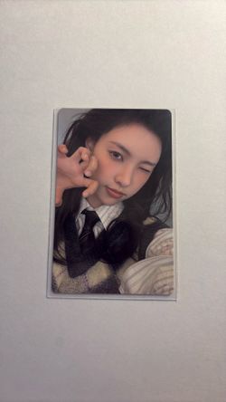 ILLIT yunah bomb photocard