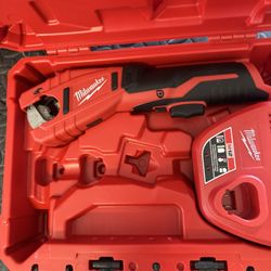 Milwaukee Cordless Tube Cutter M12