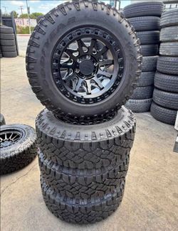 Oferta vendo juego de rines nuevos 17x 9. Para Toyota y Chevy con llantas todo terreno 285/70R17 excelente condición