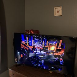 Flat Screen Guessin Between 42” Or 47” Still Brand New Barely Used , Has Tape Still Wrapped All Around Edges