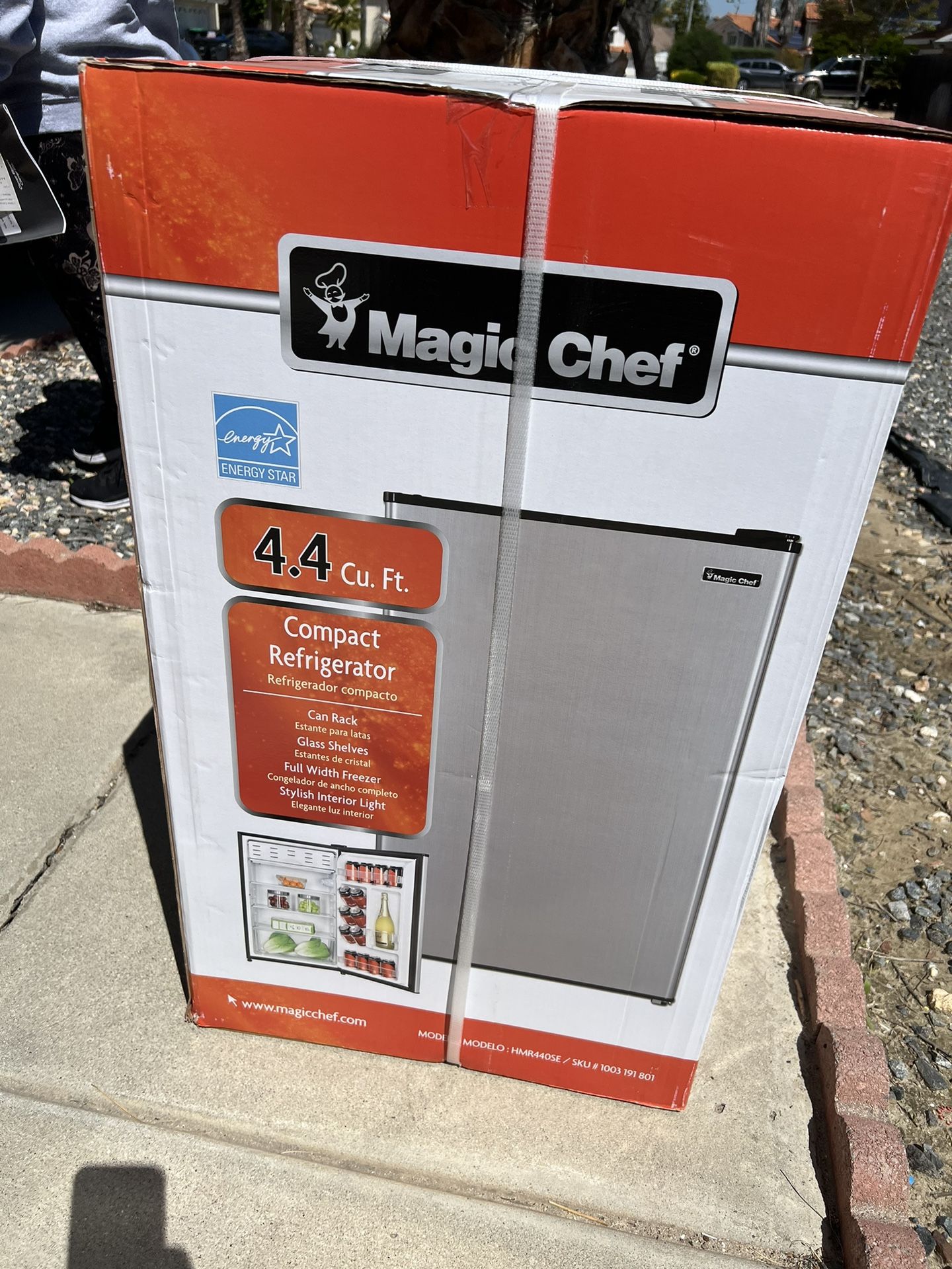 Magic Chef 4.4 mini Fridge With Freezer 