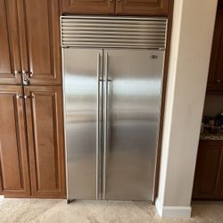 Subzero Refrigerator/freezer 642