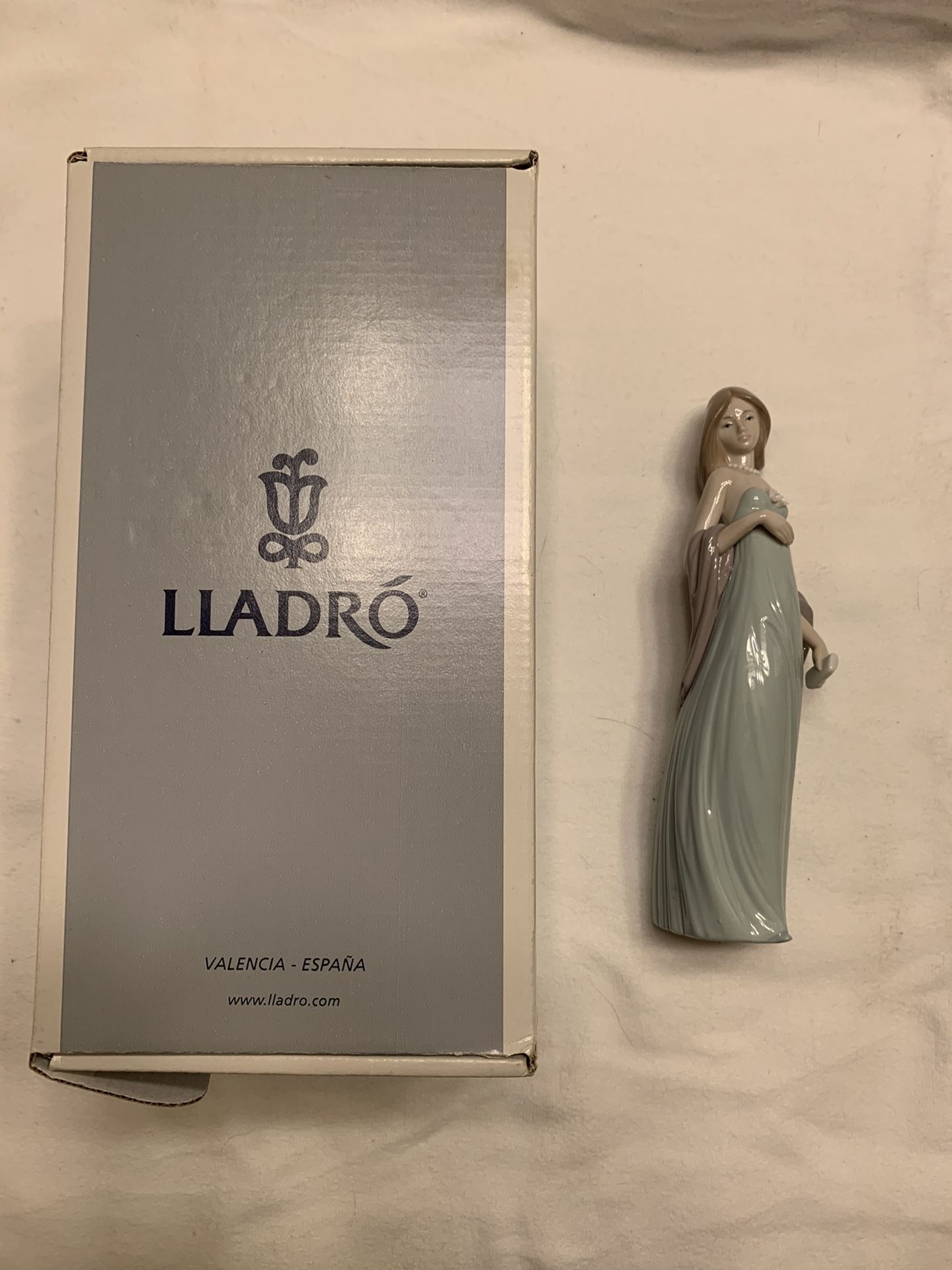 Lladro ingenue woman figurine