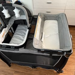  bassinet/play pen and changing station