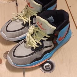 Nike KYRIE BOYS SZ 7 BASKETBALL SHOE'S 
