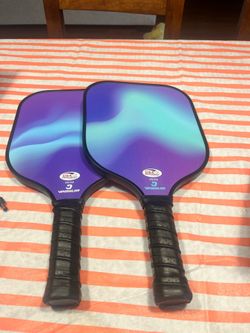 Set of 2 pickleball paddles
