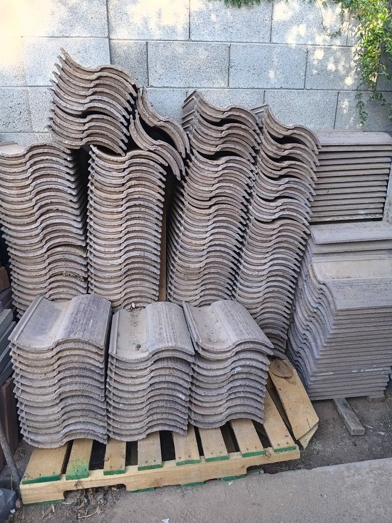 Roofing Tiles In Tiles All In Very Good Condition