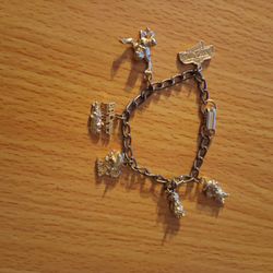 UNIVERSAL STUDIOS Gold Tone Charm Bracelet ET, Jaws, King Kong,Fievel,BTFuture