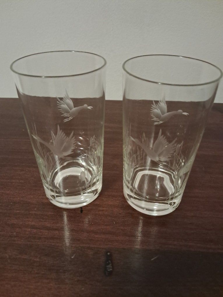 Vintage.
Clear etched glass with flying ducks high ball.
Vintage.
