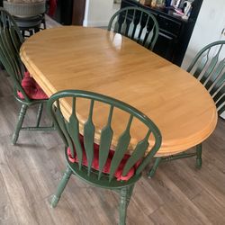 Beautiful Dining Room Table With Leaf & 4 Chairs