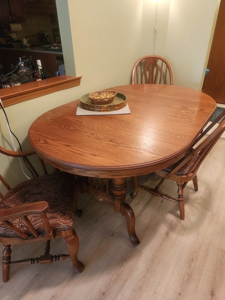 Gorgeous dining table set! High quality, oval, expandable, w/4 chairs,
& 4 self-storing inserts.