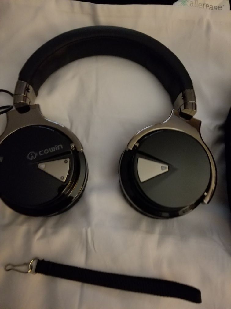 CowinE7 wireless bluetooth headphones with case