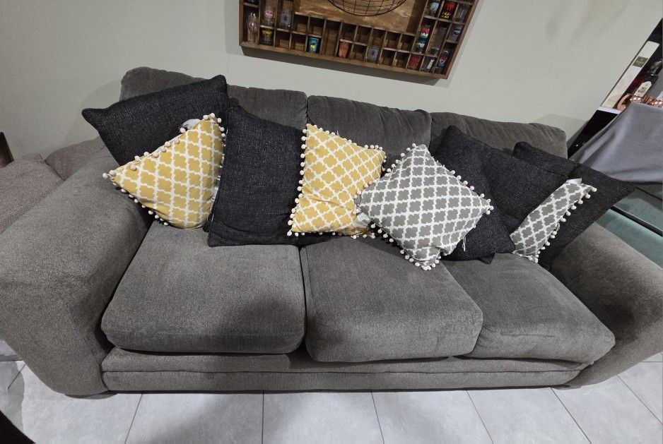 Beautiful & Barely Used Couch for Sale – White Plains