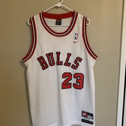 Nike Michael Jordan 23 Chicago Bulls White Jersey Large. Used Great Condition.