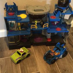 Batman toy cave w/ action figures