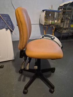 COMFORTABLE, ADJUSTABLE CHAIR