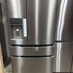 Frigidaire French Door Refrigerator GRMS2773AF