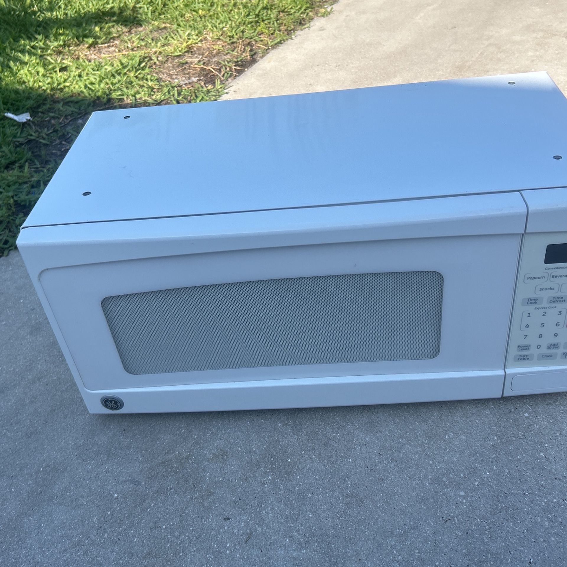Used General Electric (white) Microwave 