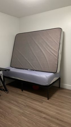 Dos colchones , una base para cama , sofá y una mesa de comedor