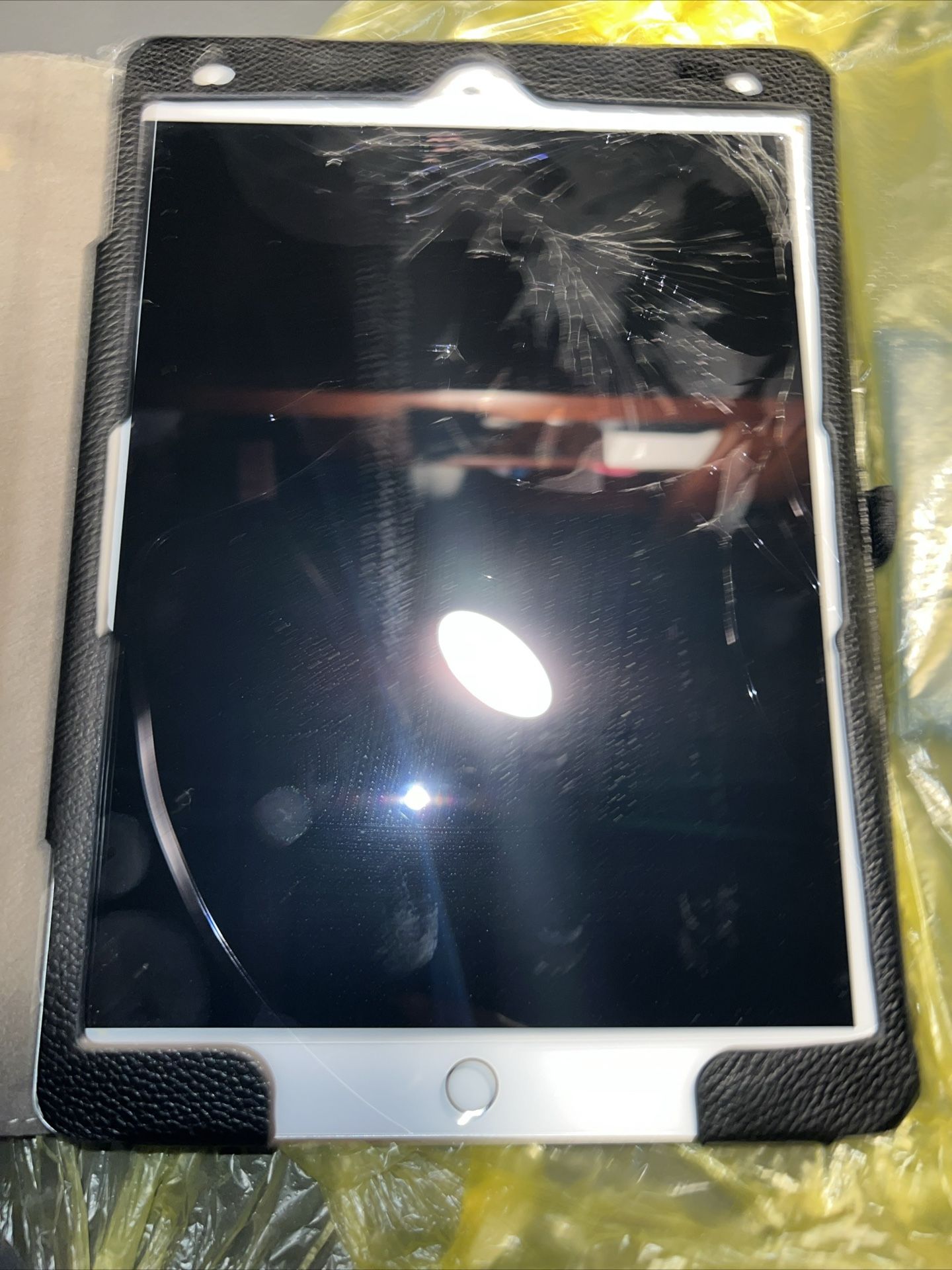 Apple iPad 6th Generation . Broken Screen.