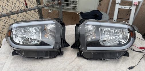 14-21 Toyota Tundra Black Housing LED Strip Headlights