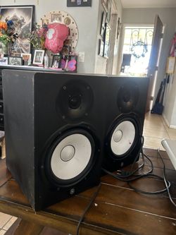 2 YAMAHA POWERED SPEAKER SYSTEM. MODEL HS8 +