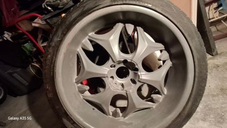 Silver Alloy Wheel with Tire