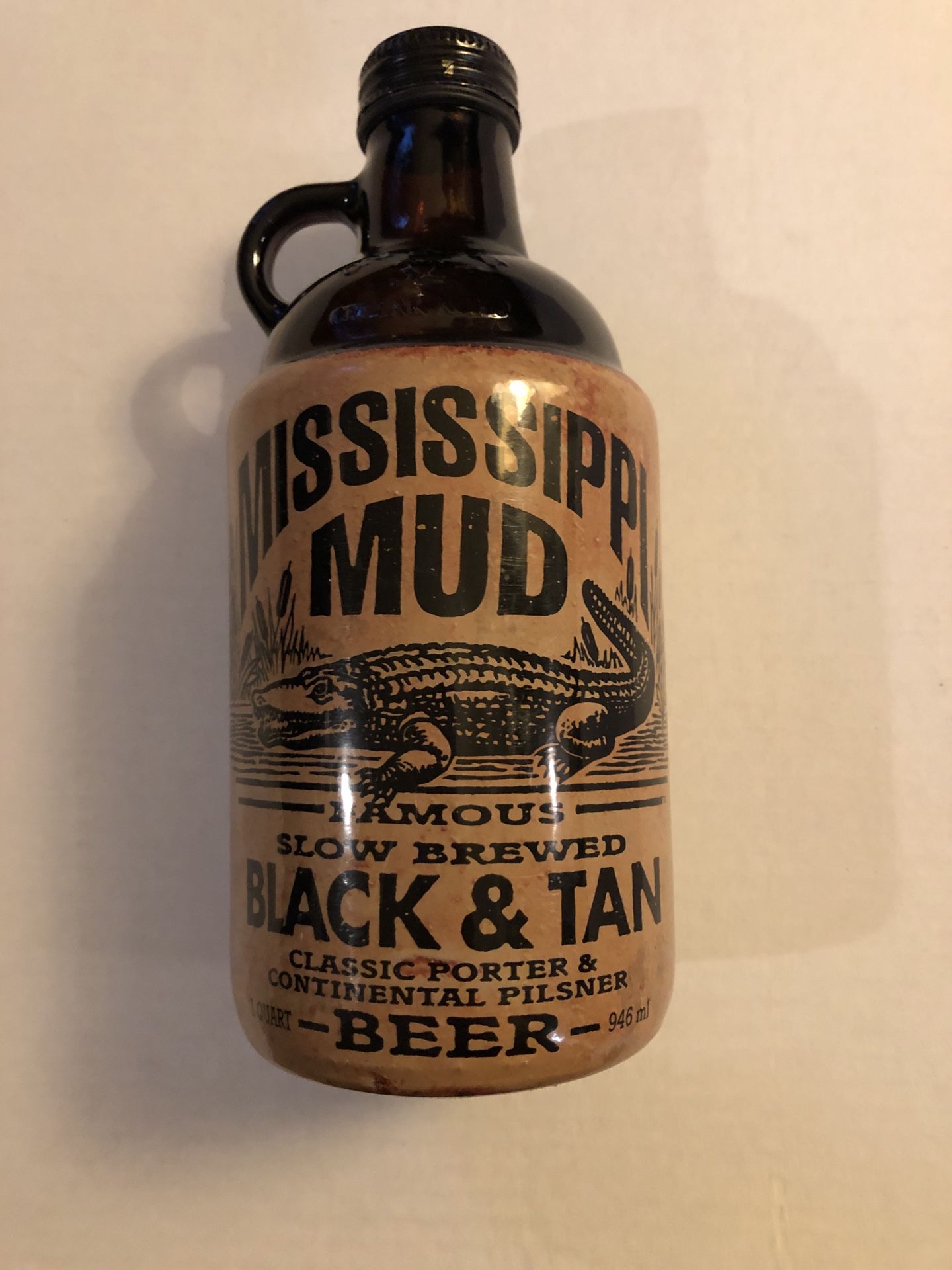 MISSISSIPPI MUD Beer Jug Bottle Vintage 1996 Black Tan 9" tall 32 fl oz