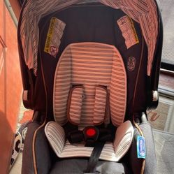 Graco Snugride 35 Lite DLX with Base.