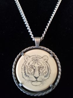 Great vintage Avon necklace! Necklace is 20 in. Pendant is 1 1/4 inch in diameter