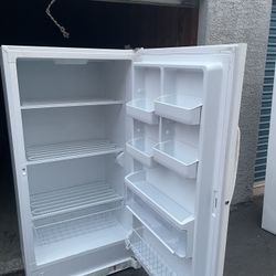 $300 Upright Freezer With Free Deliverye🚚