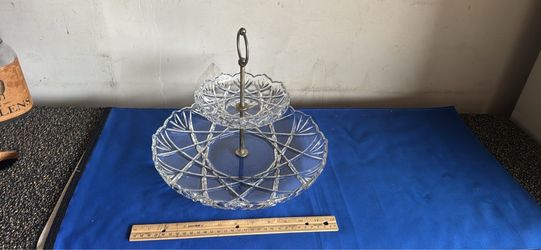 Beautiful vintage glass 2 tier desert holder