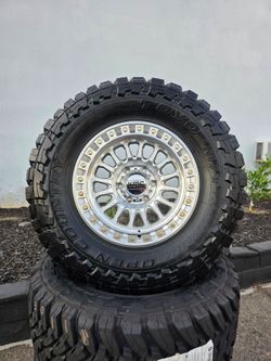 17" KMC w/ 33x12.50R17 Toyo MT Open Country