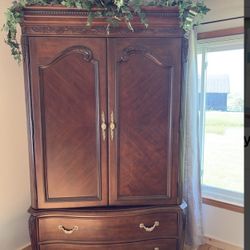 Beautiful Wood Cherry Color King Size Bedroom Set For Sale