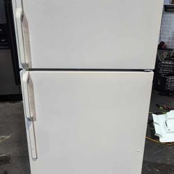 Very Clean! White G.E. Freezer-On-Top Refrigerator!