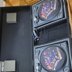 2 Numark TT1550 Turntables In Odyssey Case