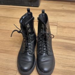 Universal Thread 的Marta combat boots 