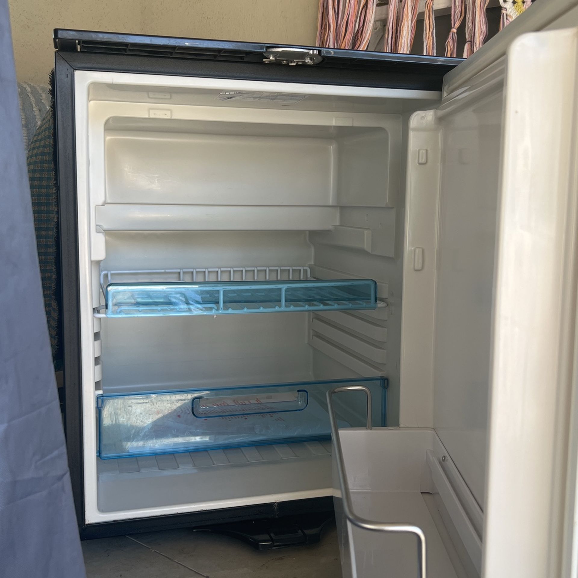 DOMETIC DC 12v/24v RV -Camper Van Frige