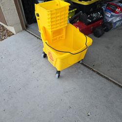 BRUTE MOP BUCKETS