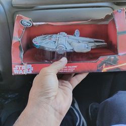 Star Wars Millennium Falcon Disney