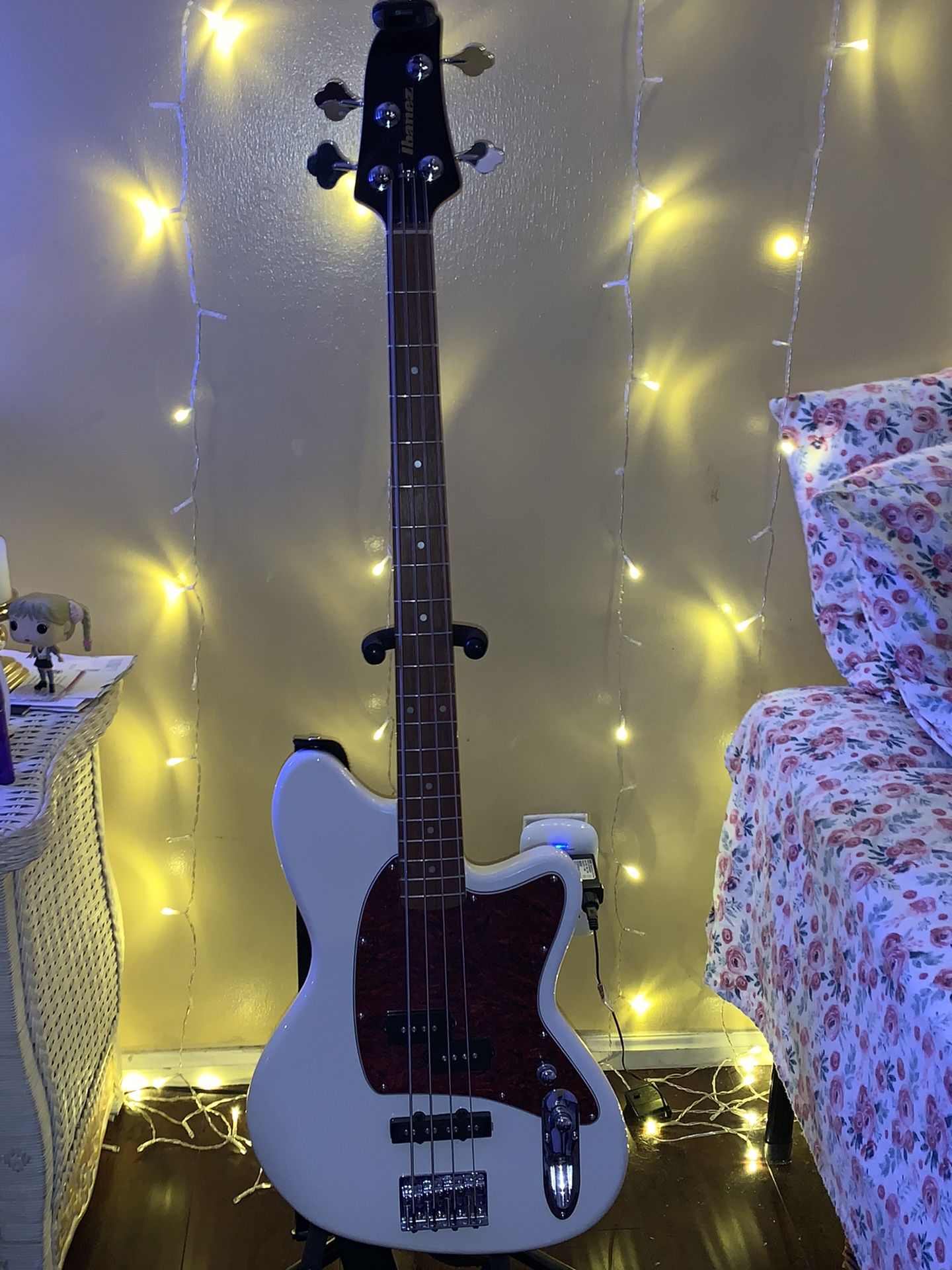 Electric bass guitar