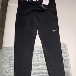 Nike Pro Women's Mid-Rise Crop size M