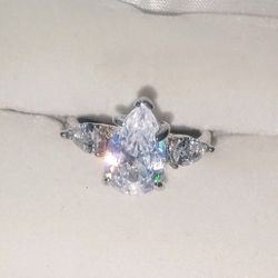 New Women's Pear Shape Cz 14 Kt TCW & 1 on each Side Cash